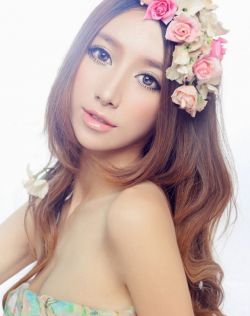 衣服被扒开强摸双乳美女